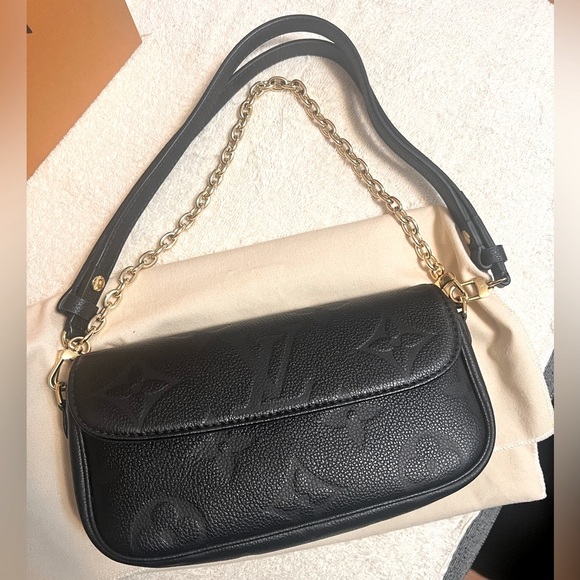 LOUIS VUITTON LVY WALLET ON CHAIN BAG - Picture 3 of 11